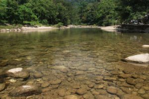 Lu el agua está quieta, se puede ver el fondo